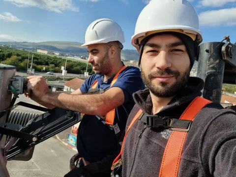 בראל סלהוב בעבודת גובה עם ציוד בטיחות