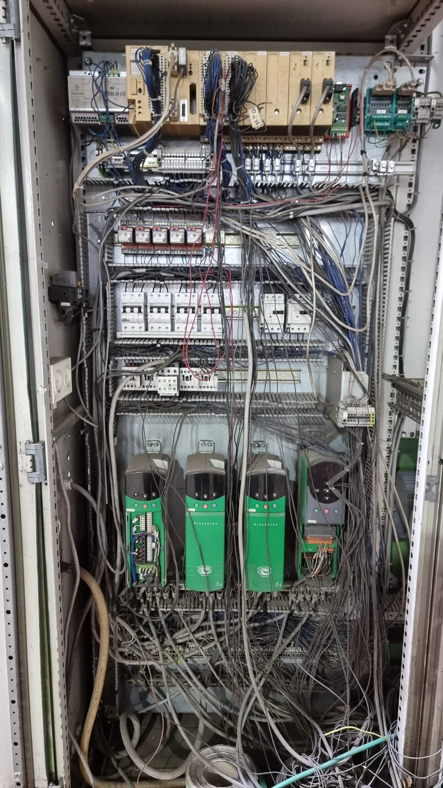 ארון פיקוד ותיק עם בקר וממירי תדר