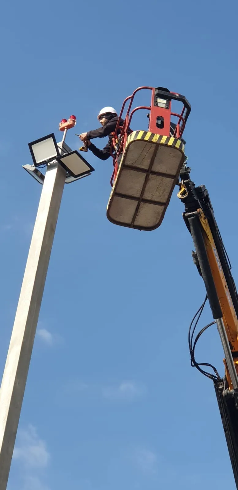 התקנת פנסי הצפה ותאורת אזהרה על תורן גבוה מתוך סל הרמה