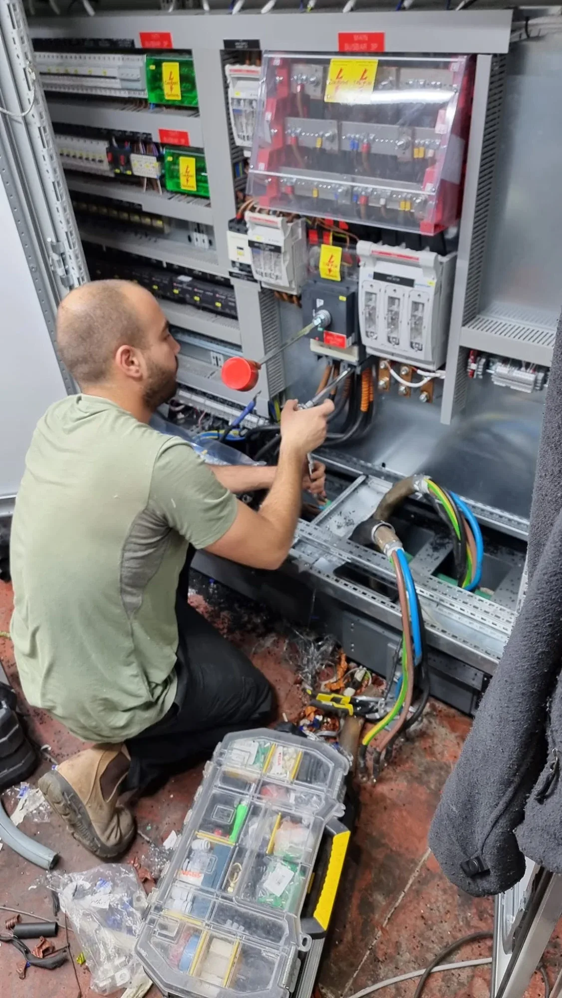 בראל סלהוב עובד בלוח חשמל תעשייתי — הדגמת סריקה תרמית